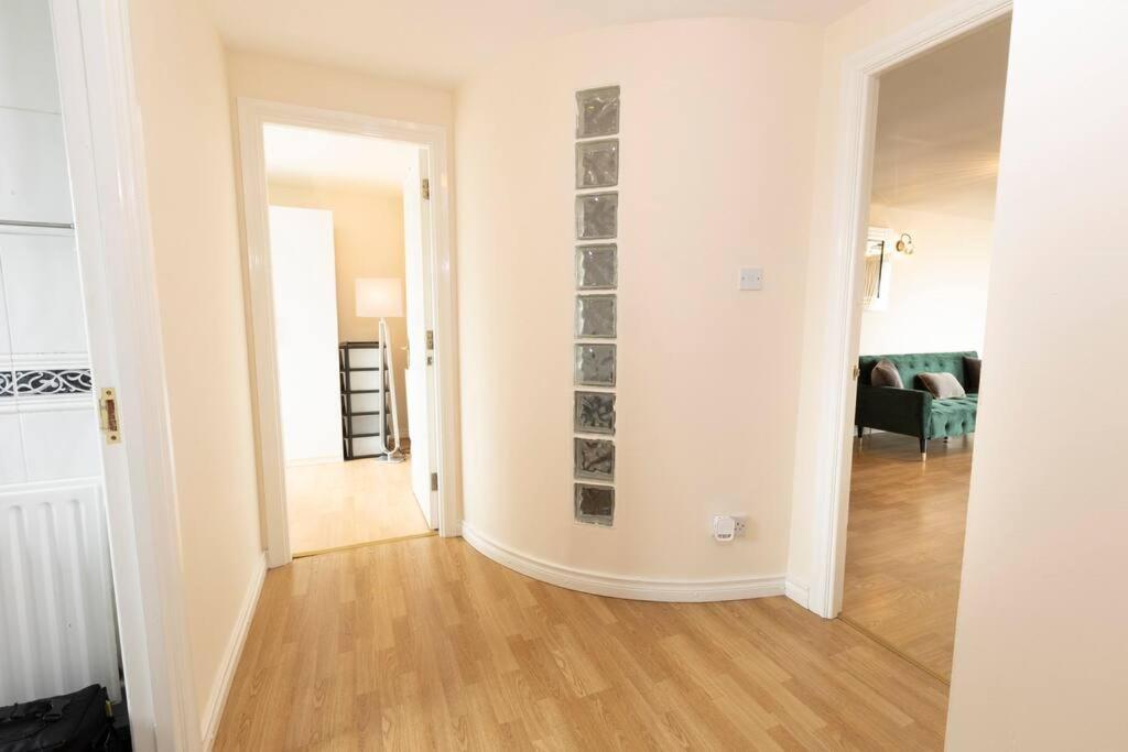 Stunning Views And City Side-Belfast City-2 Bedroom-5 Guests-Wifi & Parking Buitenkant foto