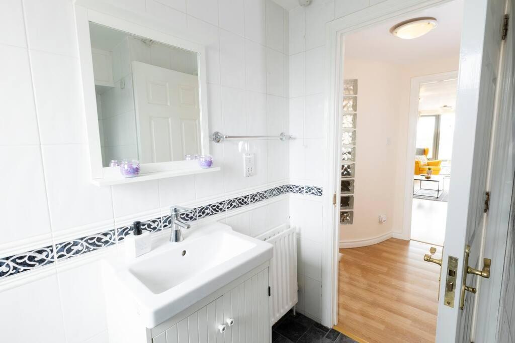 Stunning Views And City Side-Belfast City-2 Bedroom-5 Guests-Wifi & Parking Buitenkant foto